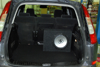 Установка Сабвуфер Lightning Audio P4.12.4 в Ford C-MAX