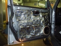 Установка Фронтальная акустика DLS R6A LE в Mitsubishi Pajero