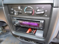 Установка Автомагнитола Kenwood KDC-4047UGY в Toyota Hilux