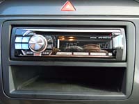 Установка Автомагнитола Alpine CDE-112RI в Volkswagen Passat